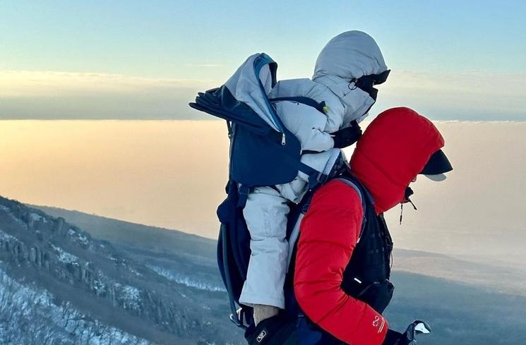 Aksi Lee Si Young Gendong Anak Naik Gunung (instagram/@leesiyoung38)