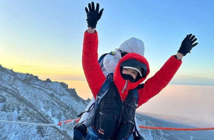 Aksi Lee Si Young Gendong Anak Naik Gunung (instagram/@leesiyoung38)