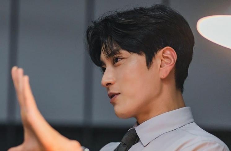 Potret Jang Seung Jo di Strangers Again (Instagram/@channel.ena.d)