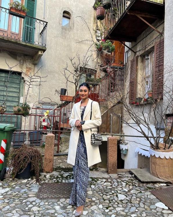 Momen Novia Bachmid Kondangan di Italia. (Instagram/noviabachmid)