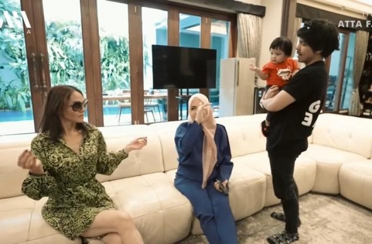 Momen Bunda Corla ke Rumah Aurel (YouTube/AH)