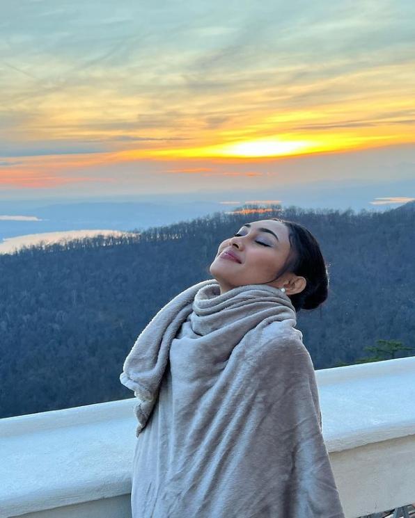 Momen Novia Bachmid Kondangan di Italia. (Instagram/noviabachmid)