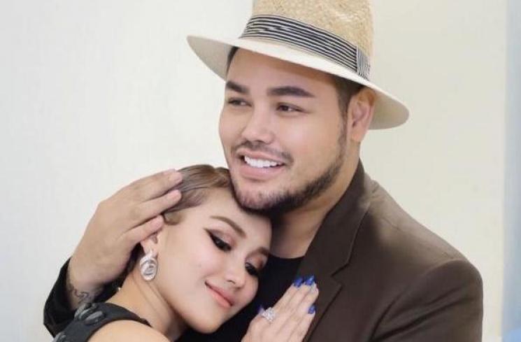 Potret mesra Ivan Gunawan dan Ayu Ting Ting. (Instagram/@ivan_gunawan)