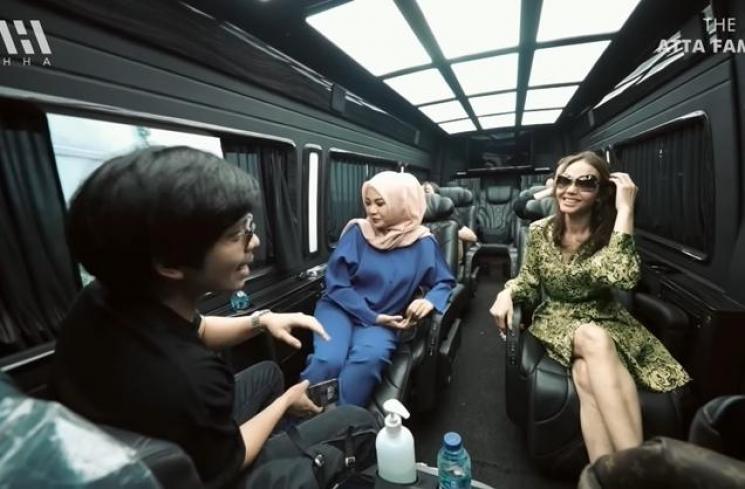 Momen Bunda Corla ke Rumah Aurel (YouTube/AH)
