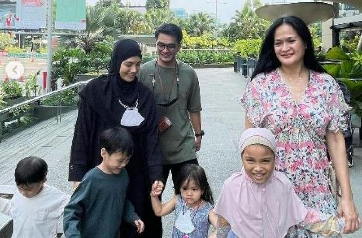 Potret kedekatan Donna Harun dan menantu. (Instagram/donnaharunofficial)
