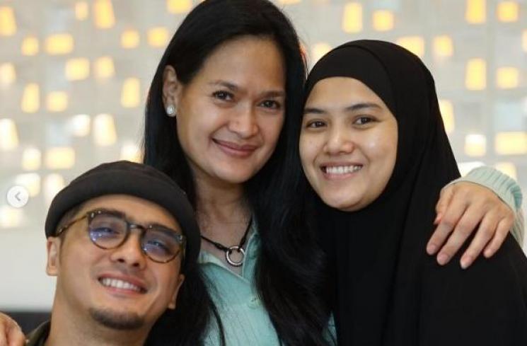 Potret kedekatan Donna Harun dan menantu. (Instagram/donnaharunofficial)