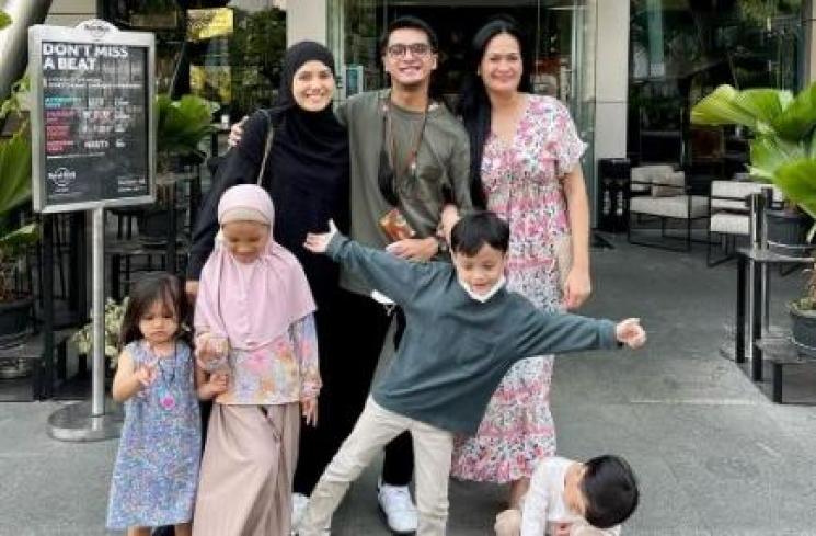 Potret kedekatan Donna Harun dan menantu. (Instagram/donnaharunofficial)