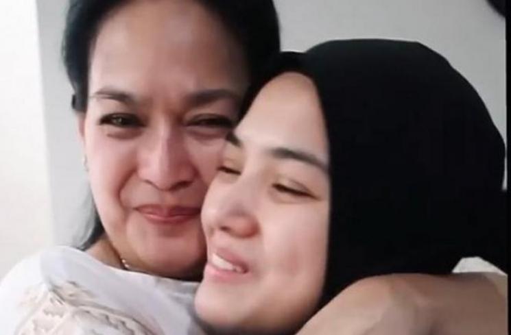 Potret kedekatan Donna Harun dan menantu. (Instagram/donnaharunofficial)