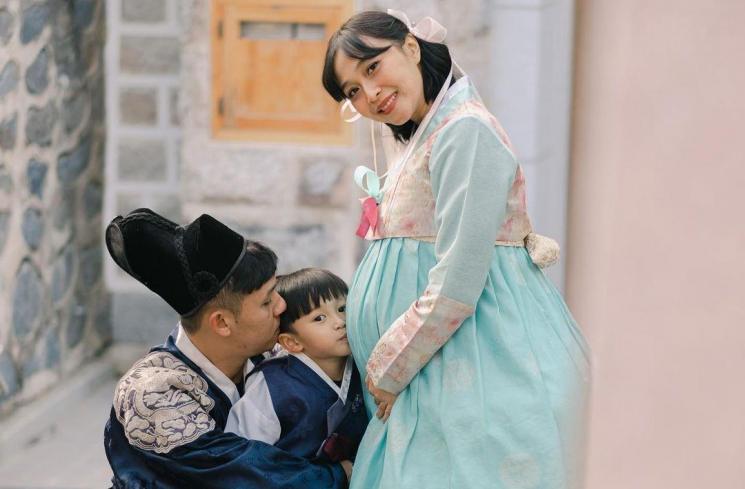 Potret Maternity Shoot Terbaru Rinni Wulandari di Korea. (Instagram/@rinni_w)