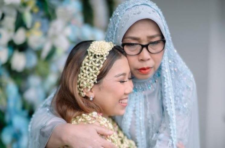 Momen Pengajian dan Siraman Kiky Saputri. (Instagram/windrafotografi)
