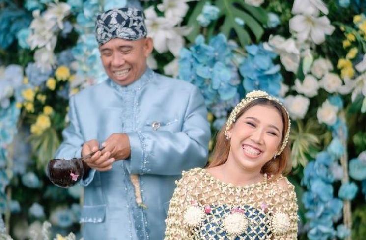 Momen Pengajian dan Siraman Kiky Saputri. (Instagram/windrafotografi)