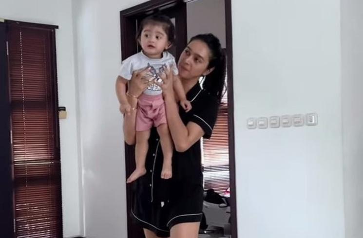 Potret Nabila Syakieb Momong Baby Guzel (Instagram/@marginw)