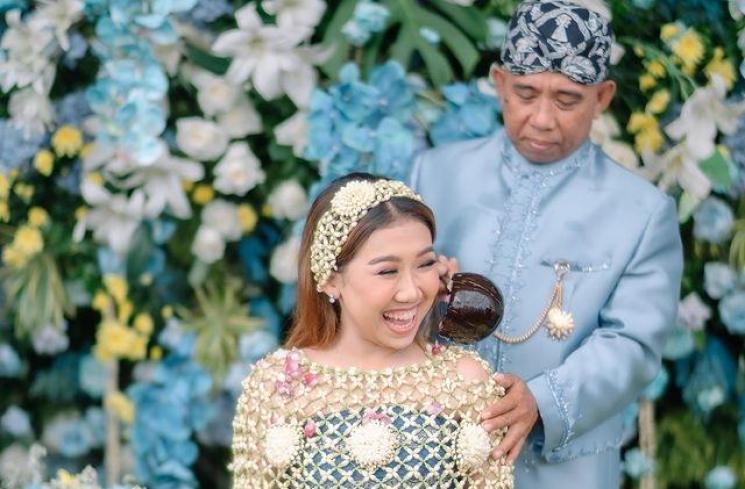 Momen Pengajian dan Siraman Kiky Saputri. (Instagram/windrafotografi)