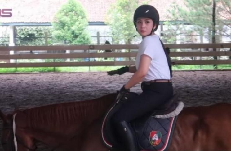 Gaya artis saat berkuda. (YouTube/Rans Entertainment)