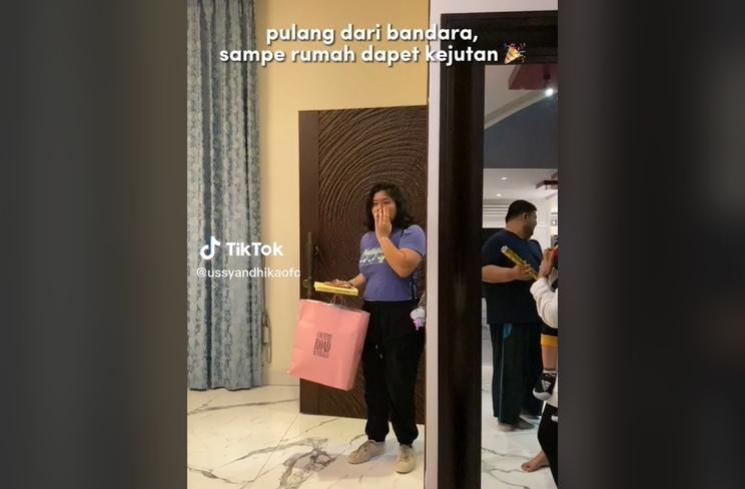 Kejutan ulang tahun Amel (TikTok/ussyandhikaofc)