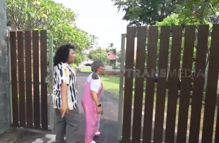 Potret Rumah Roy Marten. (YouTube/TRANS7Official)
