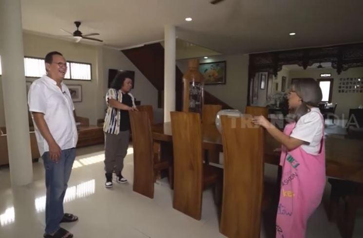 Potret Rumah Roy Marten. (YouTube/TRANS7Official)