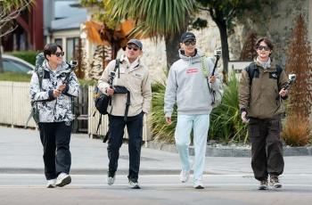 9 Potret Seru Aktor di Bros on Foot: Ha Jung Woo, Joo Ji Hoon, Minho SHINee dan Yeo Jin Goo Ngumpul