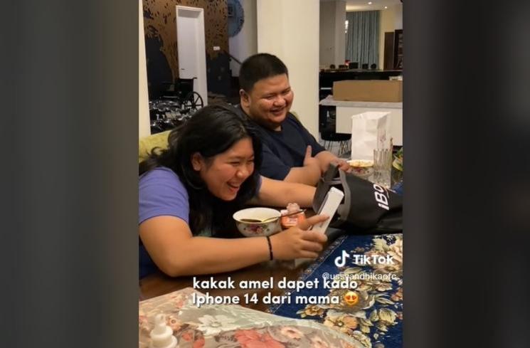 Kejutan ulang tahun Amel (TikTok/ussyandhikaofc)