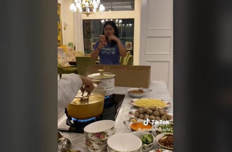 Kejutan ulang tahun Amel (TikTok/ussyandhikaofc)