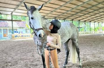 10 Gaya Artis saat Berkuda, Baju Lesti Kejora Dikritik