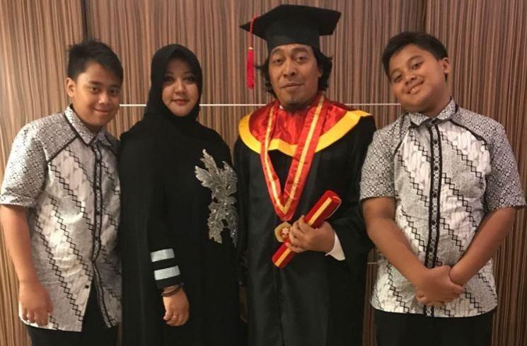 Artis Wisuda S1 di Usia Tak Lagi Muda. (Instagram/indradewi2242)