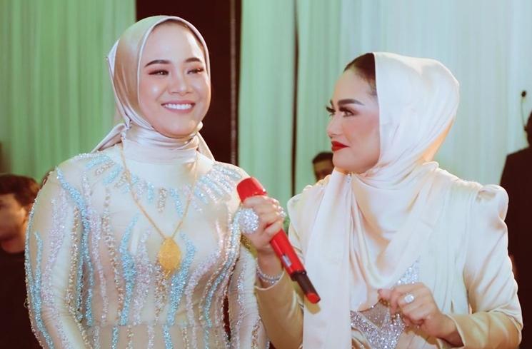 Potret Krisdayanti Berhijab saat Manggung (Instagram/@krisdayantilemos)