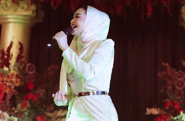Potret Krisdayanti Berhijab saat Manggung (Instagram/@krisdayantilemos)