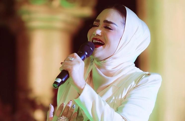 Potret Krisdayanti Berhijab saat Manggung (Instagram/@krisdayantilemos)