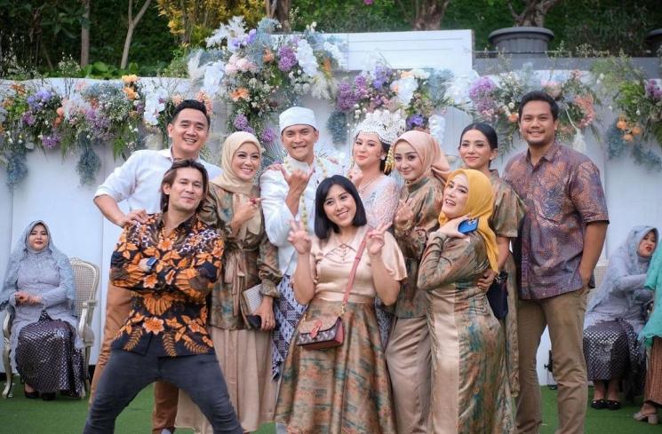 Gaya artis Genta Buana di nikahan Reiner Manopo (Instagram/@pentypenk)