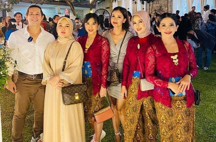 Gaya artis Genta Buana di nikahan Reiner Manopo (Instagram/@erringracesita)