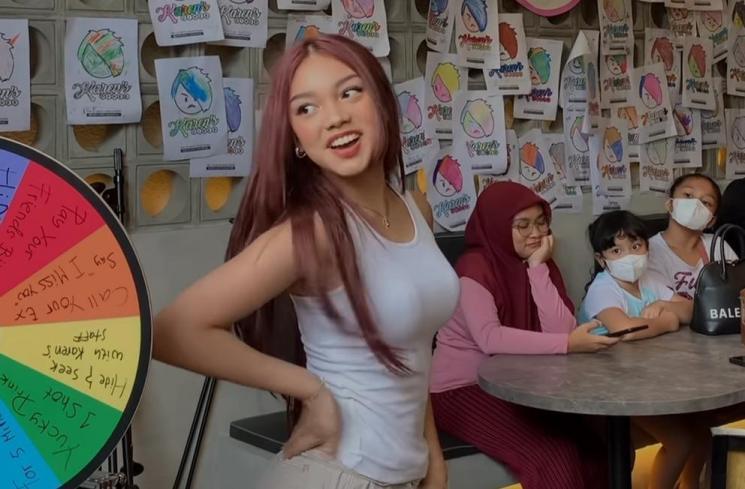 Potret Naura Ayu Jadi Pelayan Karen's Diner. (Instagram/naura_ayu/bengkelburger) 