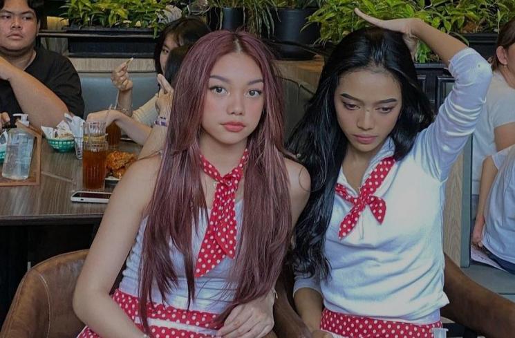 Potret Naura Ayu Jadi Pelayan Karen's Diner. (Instagram/naura_ayu/bengkelburger) 