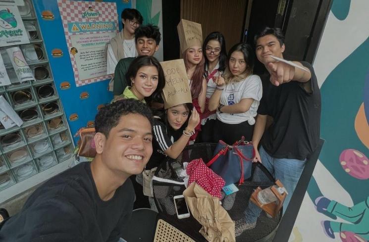 Potret Naura Ayu Jadi Pelayan Karen's Diner. (Instagram/naura_ayu/bengkelburger) 