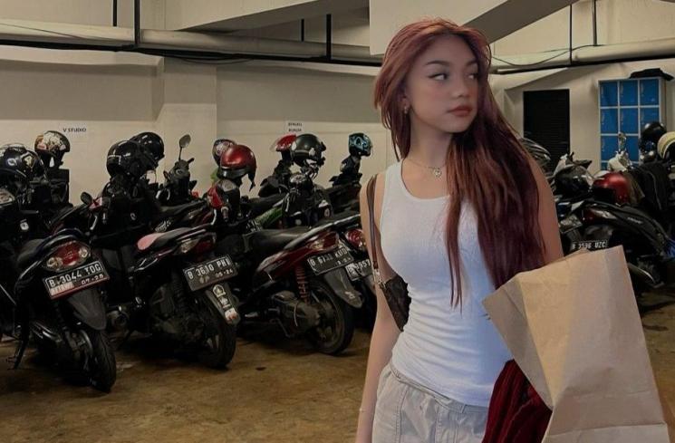 Potret Naura Ayu Jadi Pelayan Karen's Diner. (Instagram/naura_ayu/bengkelburger) 