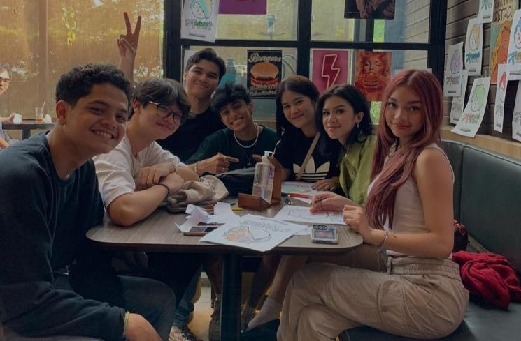 Potret Naura Ayu Jadi Pelayan Karen's Diner. (Instagram/naura_ayu/bengkelburger) 
