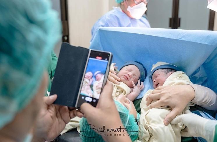 Potret Indri Giana Istri Ustaz Riza Melahirkan Anak Kembar (instagram/@bukamata.stories)