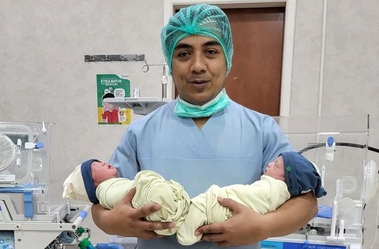 Potret Indri Giana Istri Ustaz Riza Melahirkan Anak Kembar (instagram/@ustdzrizamuhammad)