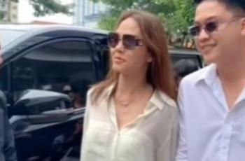 Bandit! Bunda Corla Digandeng Brondong Ganteng saat Turun dari Mobil, Netizen Auto Sirik: Nggak Ada Lawan