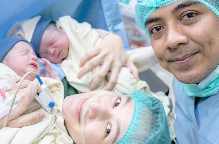 Potret Indri Giana Istri Ustaz Riza Melahirkan Anak Kembar (instagram/@bukamata.stories)