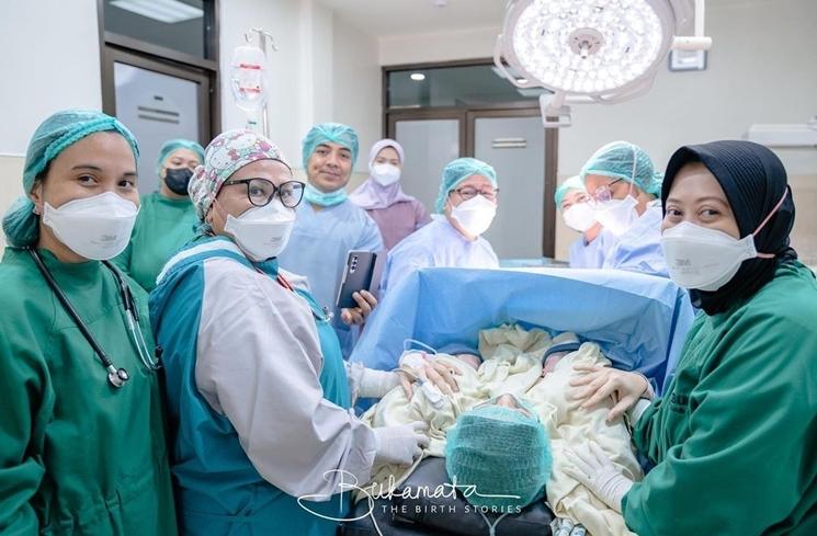 Potret Indri Giana Istri Ustaz Riza Melahirkan Anak Kembar (instagram/@bukamata.stories)