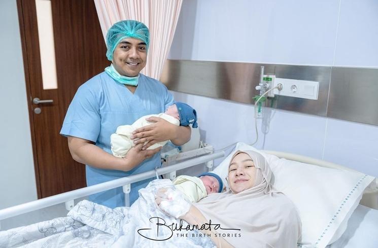 Potret Indri Giana Istri Ustaz Riza Melahirkan Anak Kembar (instagram/@bukamata.stories)