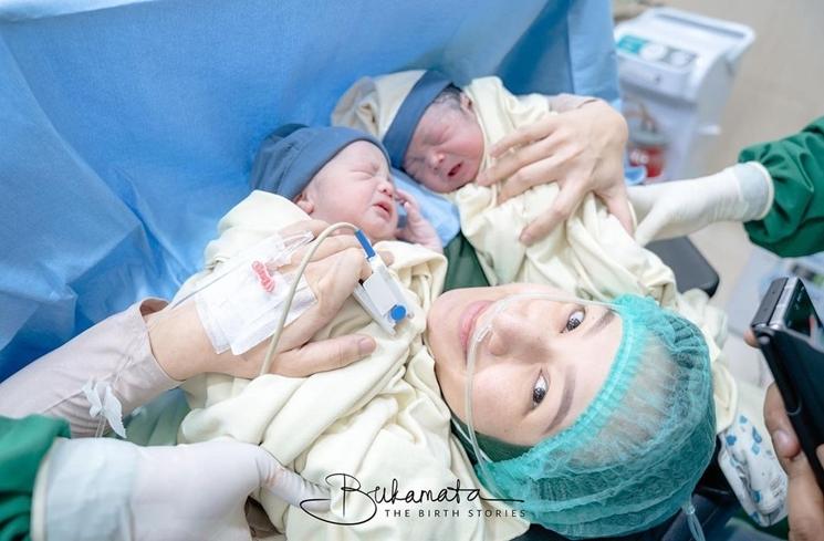 Potret Indri Giana Istri Ustaz Riza Melahirkan Anak Kembar (instagram/@bukamata.stories)