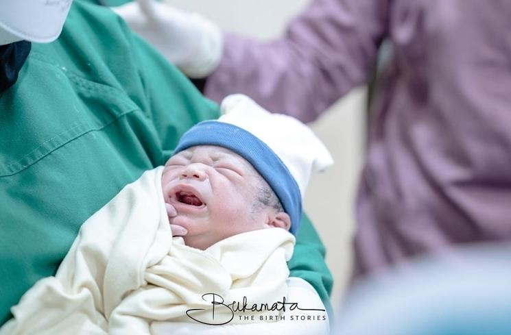 Potret Indri Giana Istri Ustaz Riza Melahirkan Anak Kembar (instagram/@bukamata.stories)