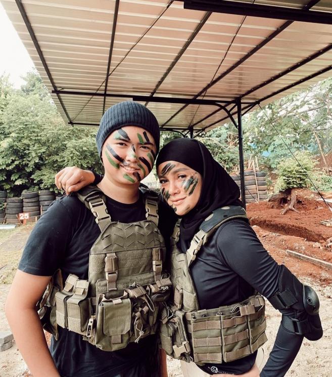Potret Artis Saat Olahraga Menembak(Instagram/@ollaramlan)