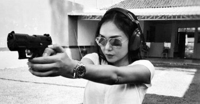 Potret Artis Saat Olahraga Menembak(Instagram/@yunishara36)