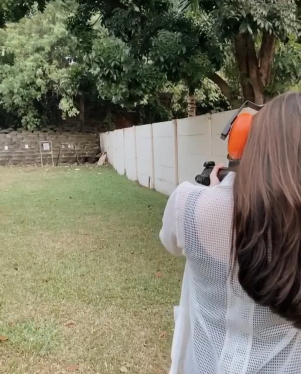 Potret Artis Saat Olahraga Menembak(Instagram/@jscmila)