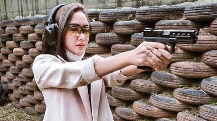 Potret Artis Saat Olahraga Menembak(Instagram/@cita_citata)