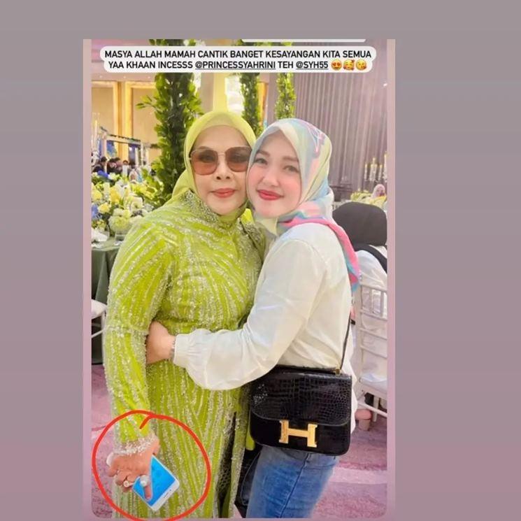 HP ibu Syahrini jadi sorotan. (Instagram/@conglie_willneverdie)