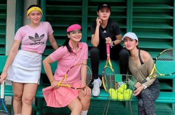 Main Tenis Bareng Titi Kamal, Outfit Seksi Ussy Sulistiawaty Bikin Salfok